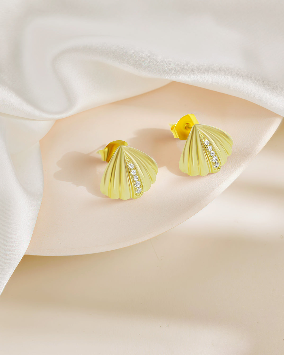 Seashell stud earrings - Molenia Jewelry